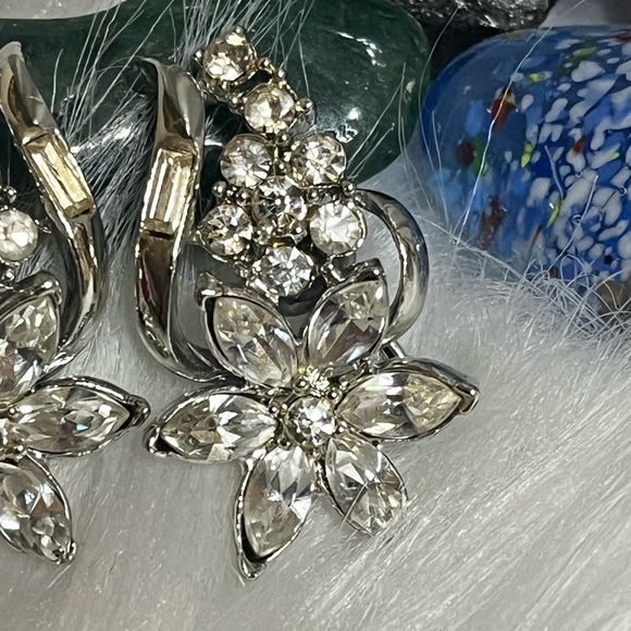 Vintage Coro Floral Clip On Earrings - Picture 3 of 10